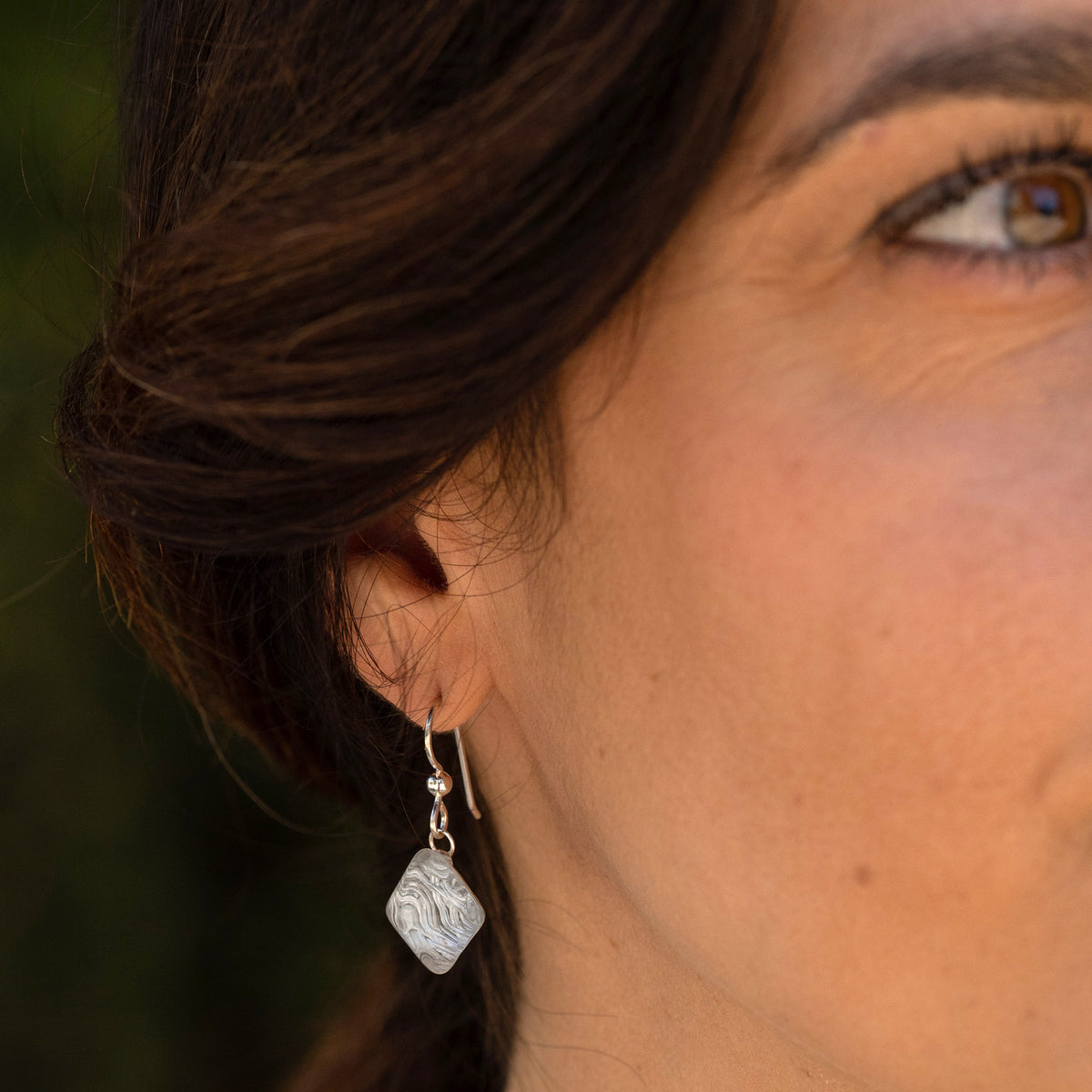 Sparkly Silver Pyramid Shaped Earring and Pendant Gift Set Featuring Handwoven Metal Fabric and Glass